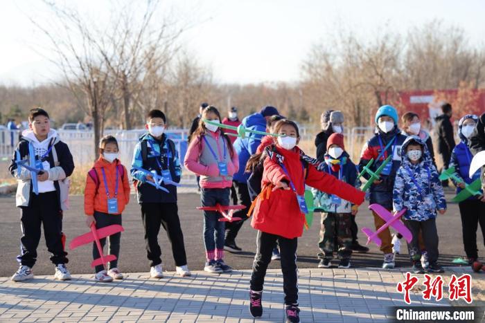 在一个晴朗的日子里，北京园区的航空飞行营地