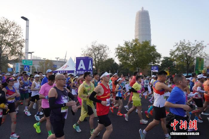 2025郑州马拉松融合姓氏文化 2.5万跑者共赴千年古