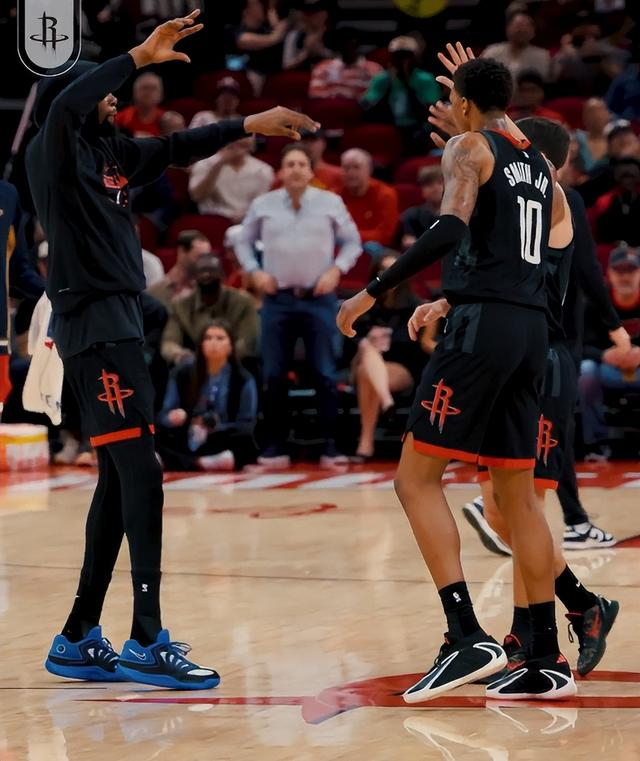 杜兰特准绝杀助火箭逆转鹈鹕 末节崩盘险遭翻盘