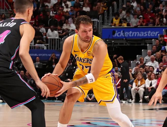 东契奇两战狂砍100分+6抢断，湖人连胜8场冲击总